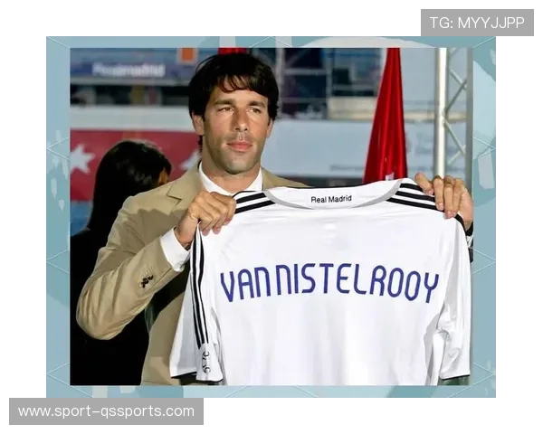 足球评论员与球星签名合影揭幕精彩时刻记录球迷心中的荣耀瞬间